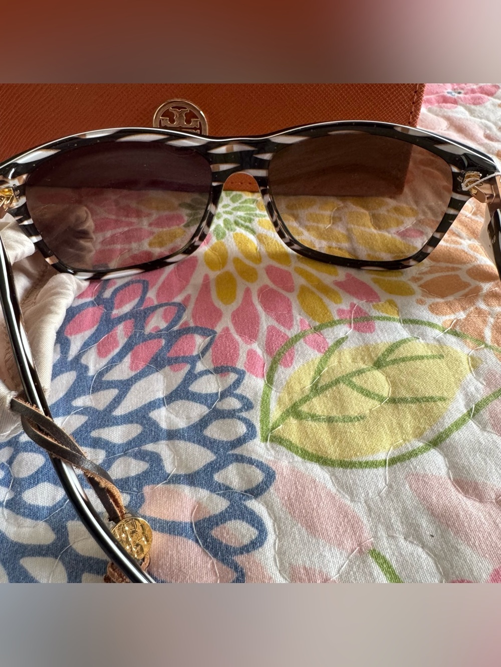 NWT WOMENS Tory Burch sunglasses with case - Picture 3 of 4